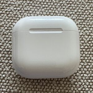 White Wireless AirPods Charging Case (Not sure which Gen this is 4???)